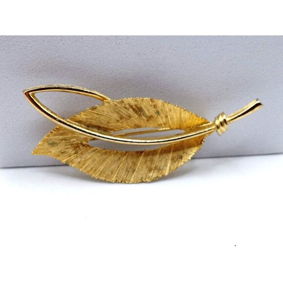 Vintage JJ Gold Tone Leaf Brooch 1960s Designer Pin Signed JJ - Picture 1 of 5